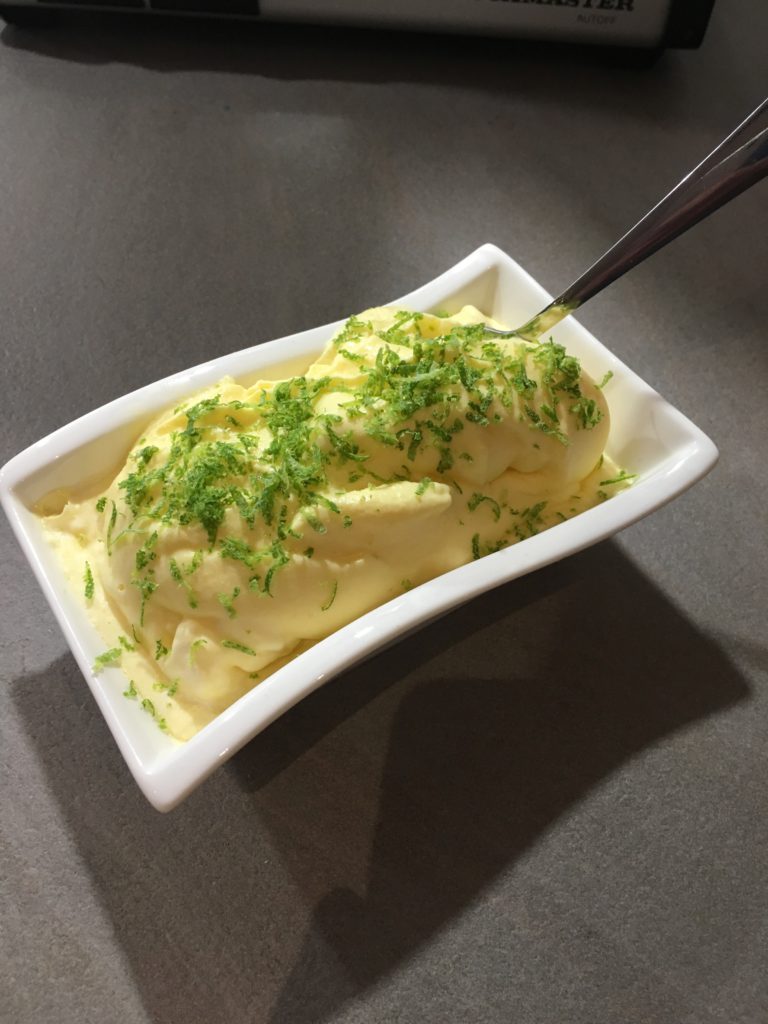 Hemmagjord mangosorbet med riven lime. Supernyttig, supergod, superfräsch.