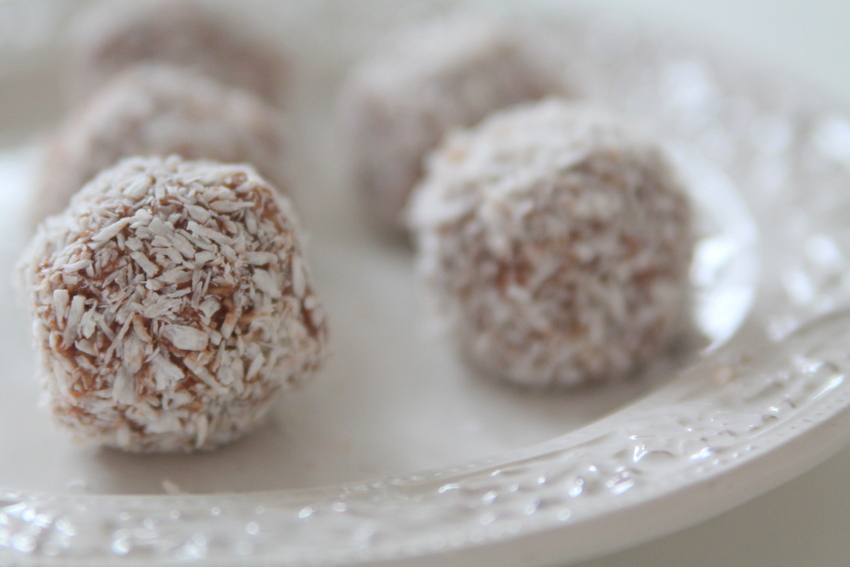 Självklart är inte chokladfantasterna bortglömda! Bland recepten återfinns nyttiga chokladbollar.