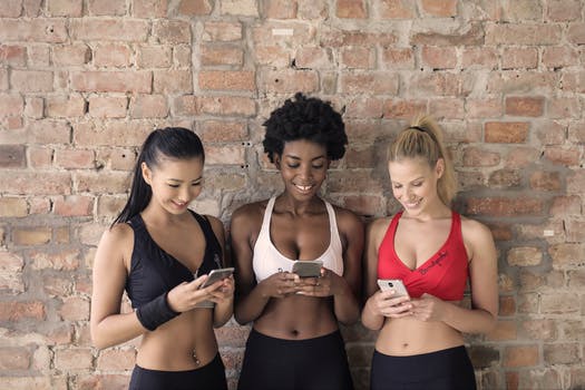 HÖRRNI! Tränar ni eller instagrammar? Världens mest irriterande uppsyn i gymmet kan visa sig vara ett genidrag.