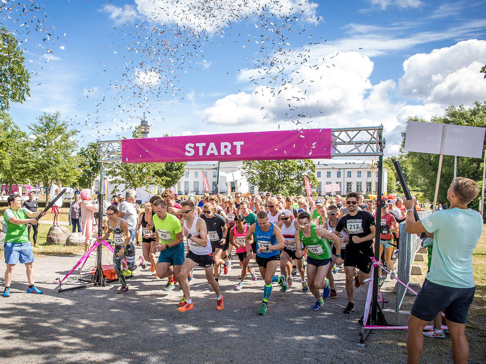 Ibland går löpning och glädje hand i hand - från start till stopp. Bild lånad från: runforpride.se/