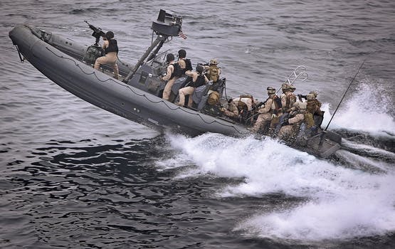 Byt gymmaskinerna mot en tungt lastat ryggsäck - åtminstone om du vill nå samma resultat som en äkta Navy Seal.