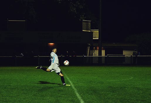 Att sporten kräver stora mängder energi landar säkert inte som en nyhet. Men hur många kalorier gör egentligen en fotbollsspelare av med?