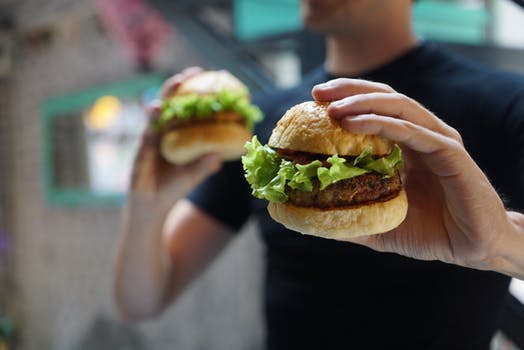 Hamburgare - gott, men bör undvikas om sömnen sviktar.