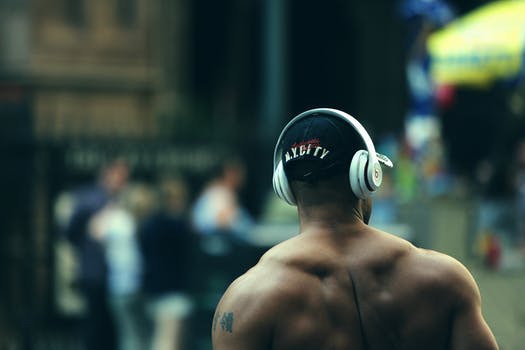 Musik. För vissa ett måste, andra en distraktion. Men vilket alternativ boostar egentligen resultaten bäst?