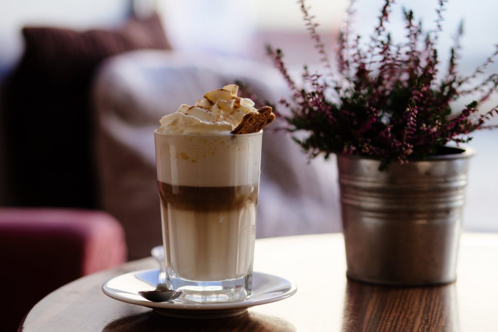 Rykande het frappuccino är kanske inte exakt vad som ploppar upp i huvudet då vi hör ordet mellanmål. Men visste du att fikastunden kan innehålla upp till 700 extra kalorier?