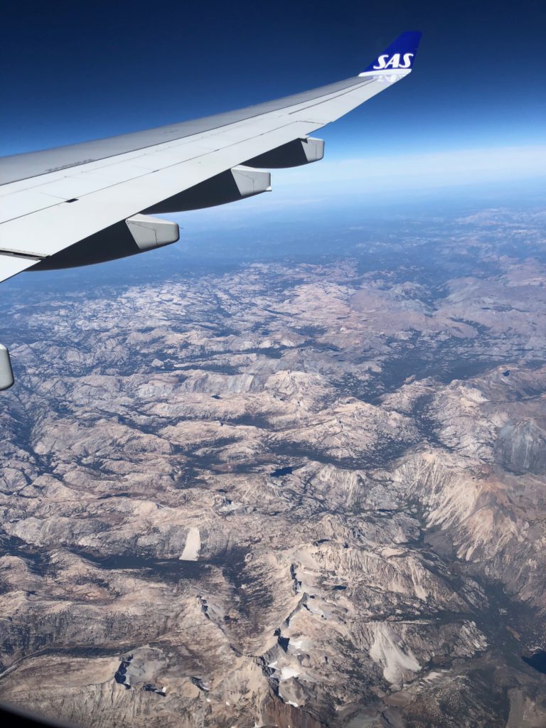 Ungefär här, på 10.000 meters höjd, bestämde sig min käre vapendragare och främsta arbetsredskap att tacka för sig. Dålig timing i ett nötskal!