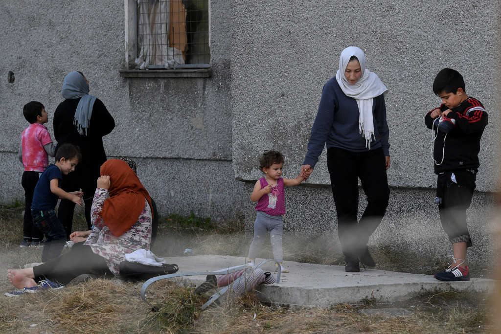 grnsen bulgarien-turkiet. foto urban andersson i den lilla staden elhovo i sdra bulgarien finns ett transitlger fr flyktingar som kommit ver grnsen frn turkiet. det r inget konstigt med det.
det konstiga r att flyktingarna inte fr g ut.