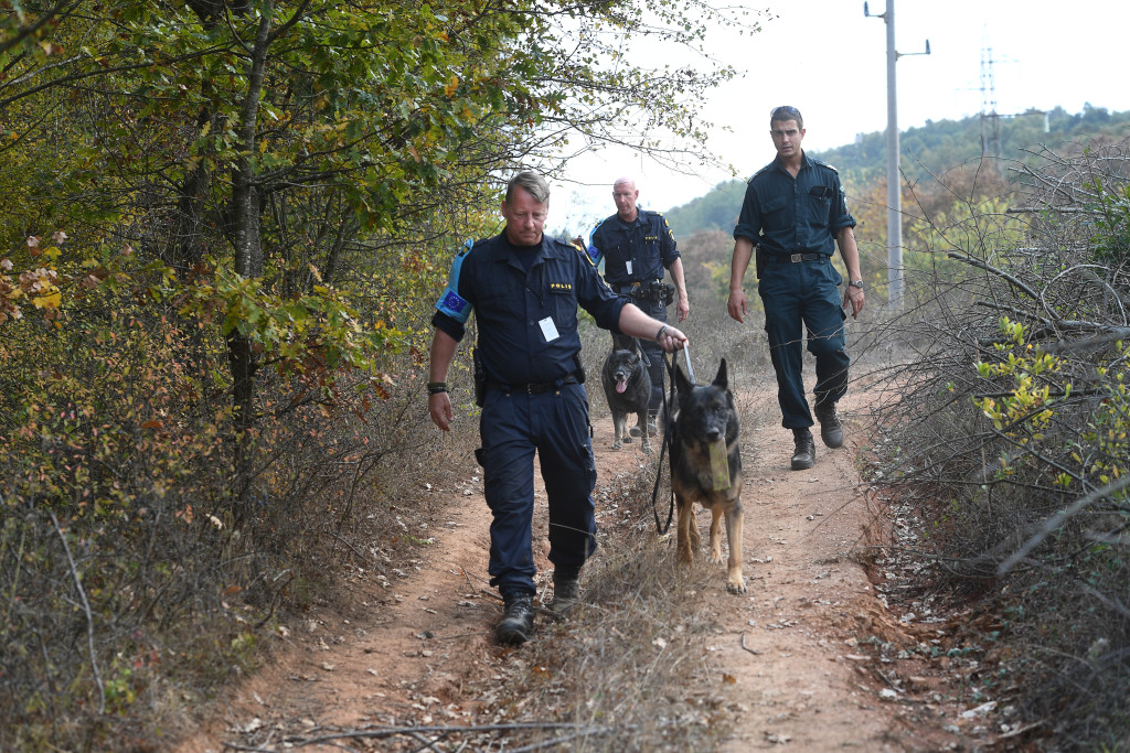 grnsen bulgarien-turkiet. foto urban andersson poliserna heter lars stll och morgan bjrk. de sger att de inte frstr varfr de ska st p den hr parkeringen. varje dag patrullerar de det nya stngslet men just i dag ska de trffa oss ett par mil frn grnsen och nr de pratat med oss fr de ledigt resten av dagen.