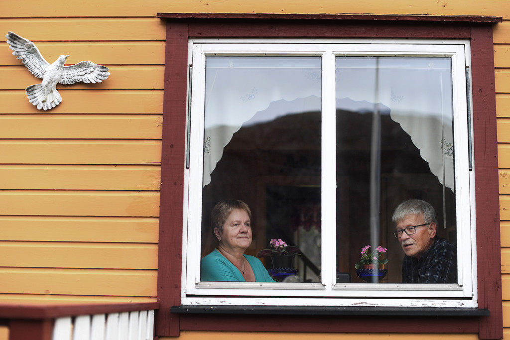 kirkenes grnsen norge-ryssland. p den norska sidan ligger en gul stuga som i halvdagern ser ut som en sjlvlysande prick mot det hga ryska fjllet. i stugans kk sitter johnny och astrid skare, pensionrer, han fre detta elingenjr, hon fre detta stderska. detta r astrids barndomshem och de brukar vara hr sju tta mnader om ret, s lnge vgen r farbar. foto urban andersson