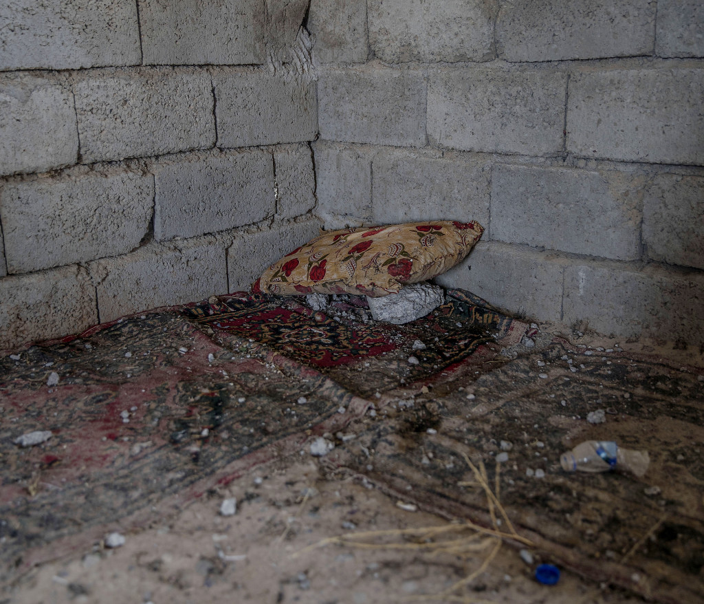 foto : magnus wennman : irak / kurdistan. irakiska och kurdiska trupper har inlett operationen att terta iraks nst strsta stad mosul frn is/daesh.
bilderna visar hur is bott och vad de lmnat efter sig nr de tvingats fly eller blivit ddade.
en is-krigares sovplats i byn shaquli sder om mosul