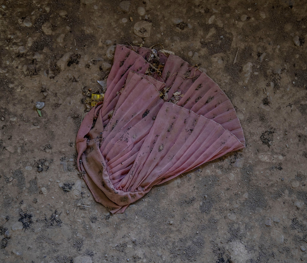 foto : magnus wennman : irak / kurdistan. irakiska och kurdiska trupper har inlett operationen att terta iraks nst strsta stad mosul frn is/daesh.
bilderna visar hur is bott och vad de lmnat efter sig nr de tvingats fly eller blivit ddade.
en rosa klnning ligger slngd p golvet i ett av is hus i byn shaquli sder om mosul