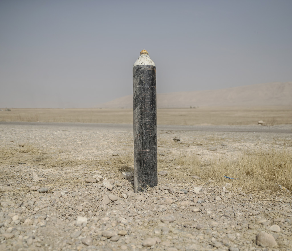 foto : magnus wennman : irak / kurdistan. irakiska och kurdiska trupper har inlett operationen att terta iraks nst strsta stad mosul frn is/daesh.
bilderna visar hur is bott och vad de lmnat efter sig nr de tvingats fly eller blivit ddade.
en en ied (improvised explosive device) hittad nedgrvd vid vgkanten utanfr byn shaquli sder om mosul
