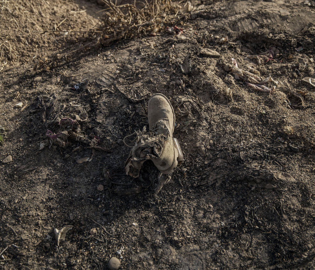 foto : magnus wennman : irak / kurdistan. irakiska och kurdiska trupper har inlett operationen att terta iraks nst strsta stad mosul frn is/daesh.
bilderna visar hur is bott och vad de lmnat efter sig nr de tvingats fly eller blivit ddade.
en av mnga delar av en is krigare som sprngt sig sjlv till dds i ett fordon utanfr byn shaquli sder om mosul