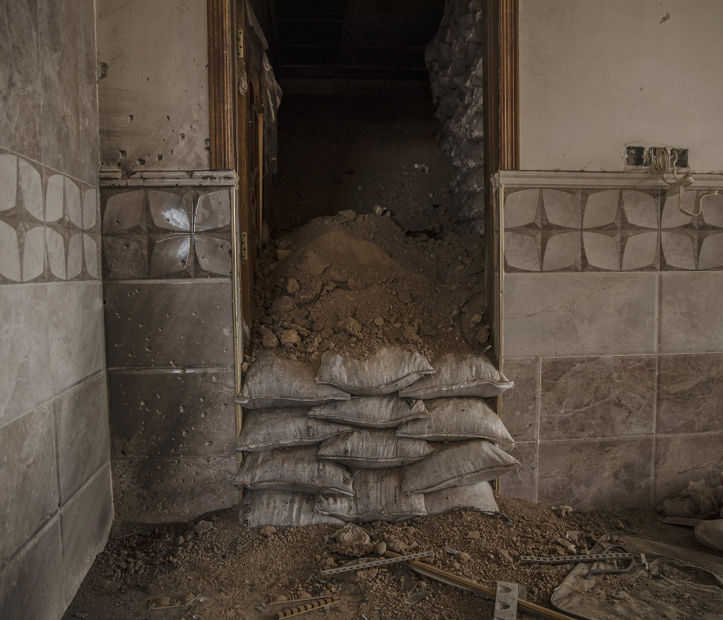 foto : magnus wennman : irak / kurdistan. irakiska och kurdiska trupper har inlett operationen att terta iraks nst strsta stad mosul frn is/daesh.
bilderna visar hur is bott och vad de lmnat efter sig nr de tvingats fly eller blivit ddade.
fr att ingen ska kunna se i vilka hus is grvt sina underjordiska tunnlar gms mngder med jord inne i de hus dr is grvt tunnlarna