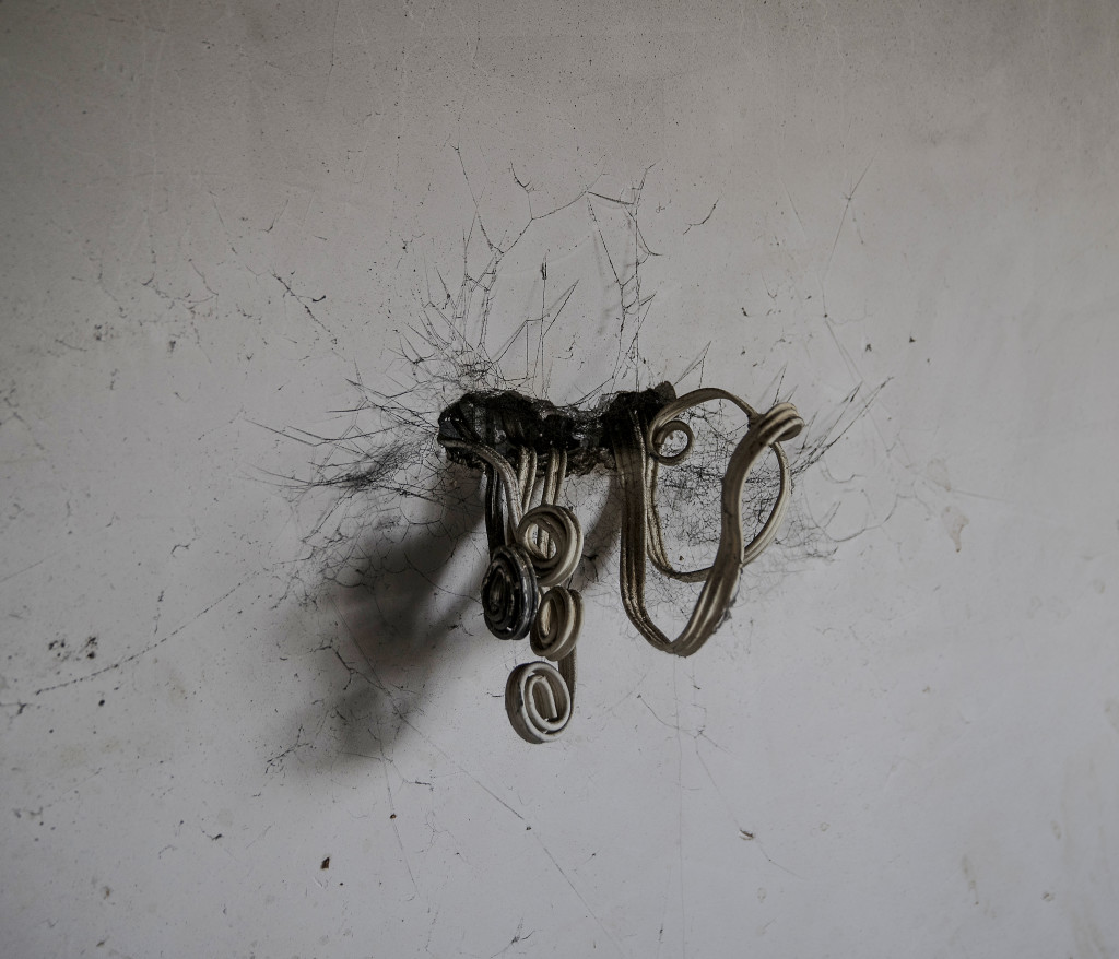 foto : magnus wennman : irak / kurdistan. irakiska och kurdiska trupper har inlett operationen att terta iraks nst strsta stad mosul frn is/daesh.
bilderna visar hur is bott och vad de lmnat efter sig nr de tvingats fly eller blivit ddade.
sladdar har dragits mellan rummen dr det ocks grvts hemlig tunnel. fr att f strm anvnds bensindrivna generatorer.