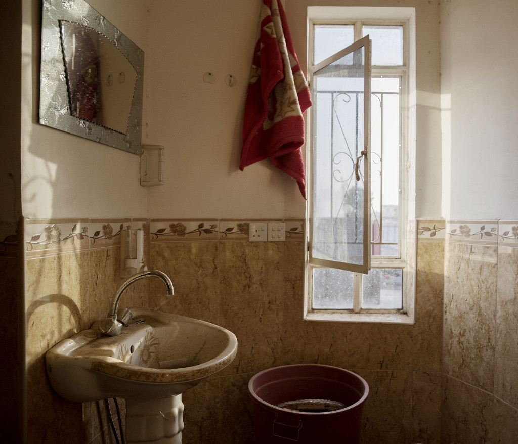 foto : magnus wennman : irak / kurdistan. irakiska och kurdiska trupper har inlett operationen att terta iraks nst strsta stad mosul frn is/daesh.
bilderna visar hur is bott och vad de lmnat efter sig nr de tvingats fly eller blivit ddade.
badrummet i ett av is hus byn shaquli sder om mosul