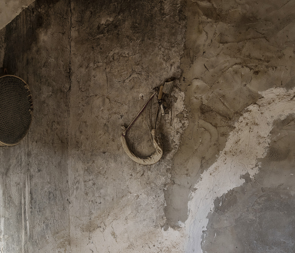 foto : magnus wennman : irak / kurdistan. irakiska och kurdiska trupper har inlett operationen att terta iraks nst strsta stad mosul frn is/daesh.
bilderna visar hur is bott och vad de lmnat efter sig nr de tvingats fly eller blivit ddade.
ett sjlvmordsblte hnger p vggen i ett av is hus i en by tidigare kontrollerad av is