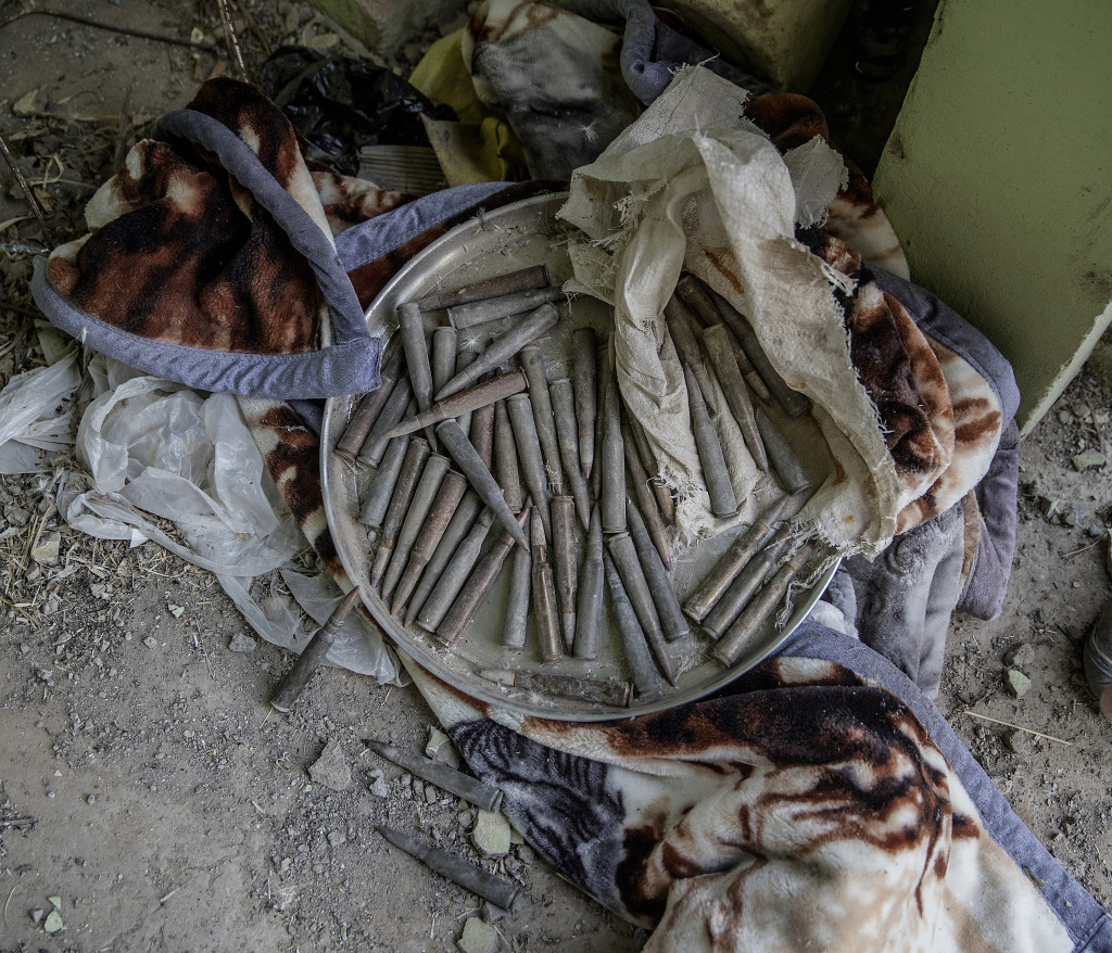 foto : magnus wennman : irak / kurdistan. irakiska och kurdiska trupper har inlett operationen att terta iraks nst strsta stad mosul frn is/daesh.
bilderna visar hur is bott och vad de lmnat efter sig nr de tvingats fly eller blivit ddade.
ammunition i ett av is hus i en by tidigare kontrollerad av is.
