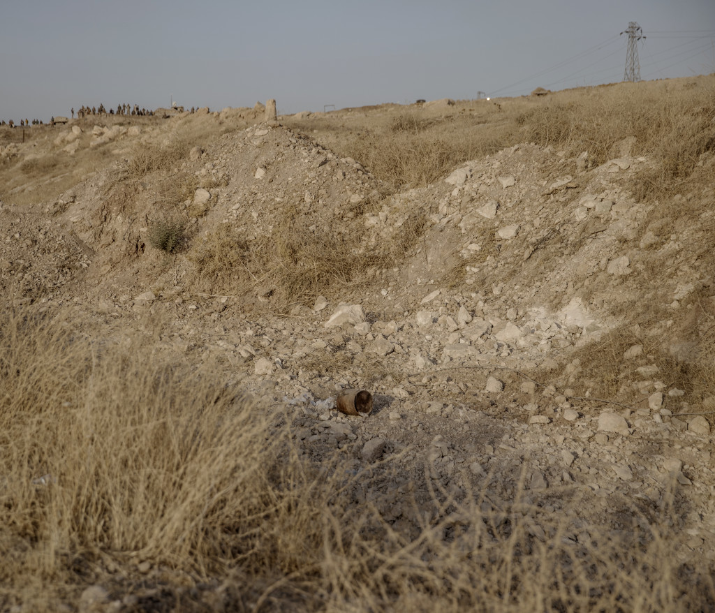 foto : magnus wennman : irak / kurdistan. irakiska och kurdiska trupper har inlett operationen att terta iraks nst strsta stad mosul frn is/daesh.
bilderna visar hur is bott och vad de lmnat efter sig nr de tvingats fly eller blivit ddade.
en ied (improvised explosive device) vid vgkanten utanfr byn nawaran norr om mosul
