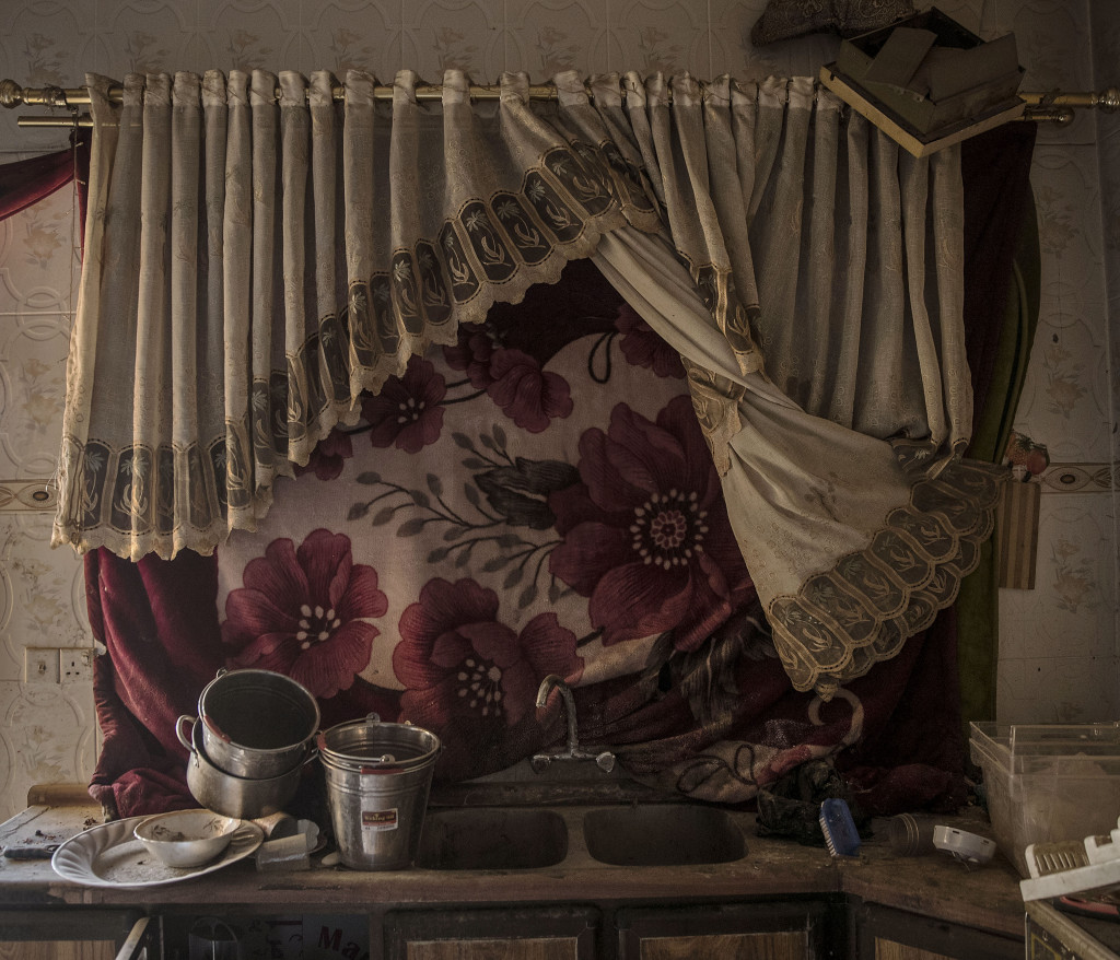 foto : magnus wennman : irak / kurdistan. irakiska och kurdiska trupper har inlett operationen att terta iraks nst strsta stad mosul frn is/daesh.
bilderna visar hur is bott och vad de lmnat efter sig nr de tvingats fly eller blivit ddade.
dubbla lager med tjocka filtar tcker fnstren i ett av husen som tillhrt is krigare