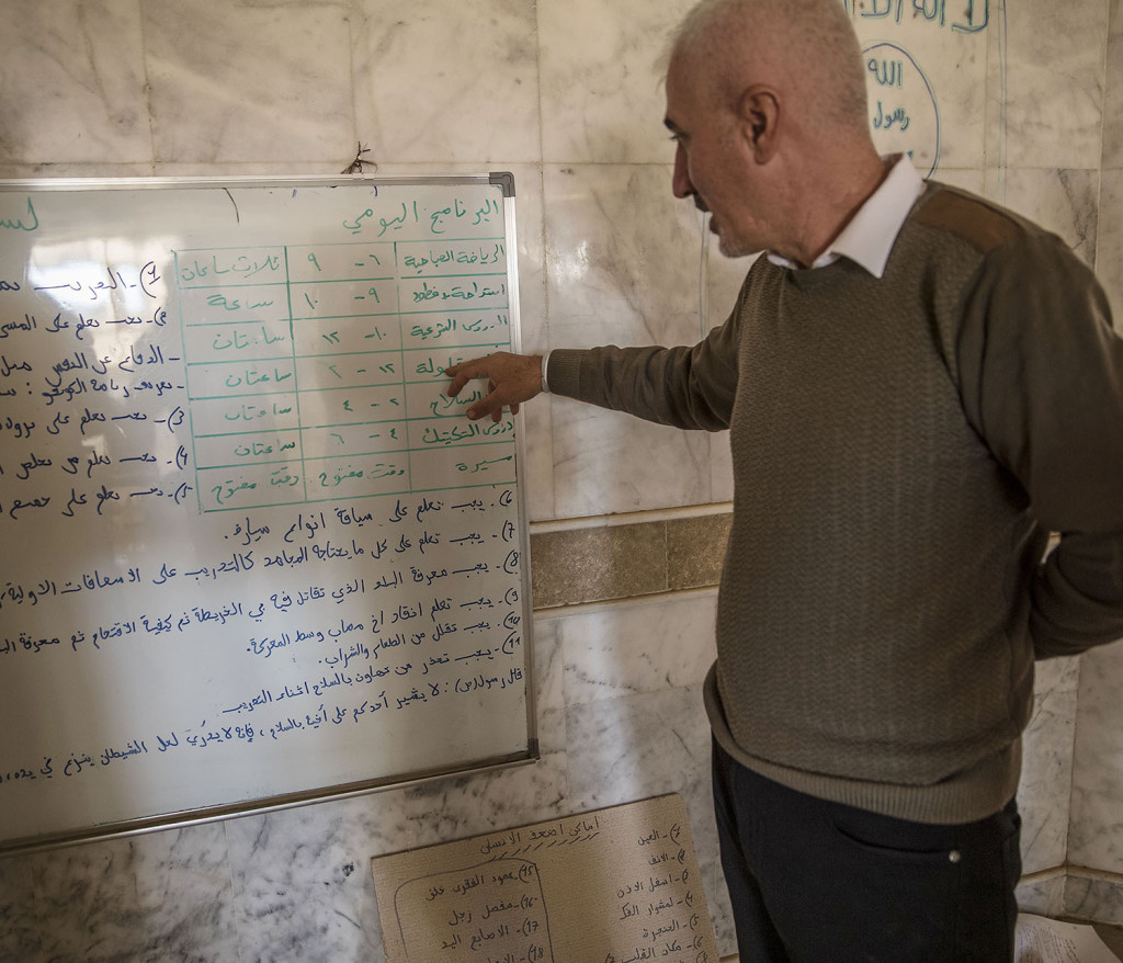 foto : magnus wennman : nästan allt i staden bartella strax utanför mosul är plundrat av is och sönderbombat. kyrkan är förstörd och gravar plundrade. huvudet och händerna på kristusstatyn är avslitna. bisarra spår i form av texter med människans svaga punkter och krigarnas scheman. några få kristna familjer återvänder för att titta till sina totalförstörda och plundrade hus. det kommer dröja länge innan någon flyttar tillbaka till staden.