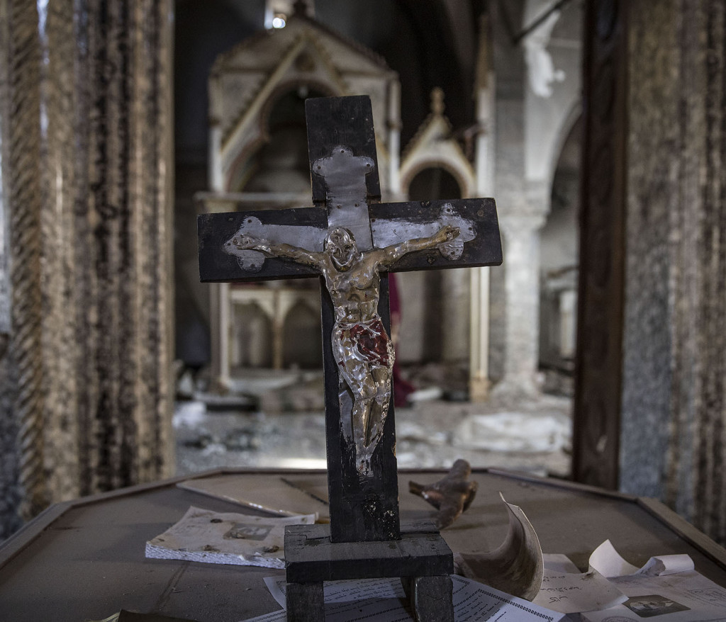 foto : magnus wennman : nästan allt i staden bartella strax utanför mosul är plundrat av is och sönderbombat. kyrkan är förstörd och gravar plundrade. huvudet och händerna på kristusstatyn är avslitna. bisarra spår i form av texter med människans svaga punkter och krigarnas scheman. några få kristna familjer återvänder för att titta till sina totalförstörda och plundrade hus. det kommer dröja länge innan någon flyttar tillbaka till staden.