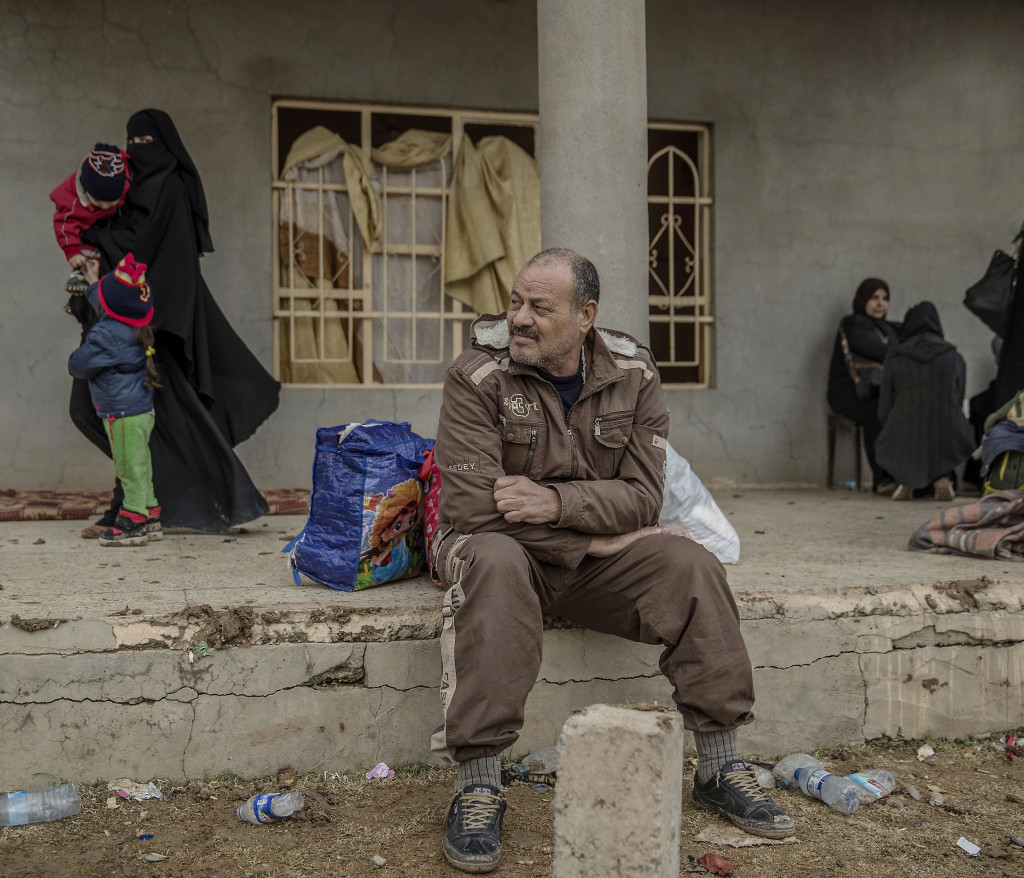 foto : magnus wennman : ahmed abd-alakel lagade mat p ett barnfngelse i mosul.
flyktingar strmmar ut frn de befriade delarna av mosul. en del krs till nrliggande flyktinglger men mnga letar upp vergivna hus att stanna i. det r stor brist p mat, vatten och brnsle. skadade civila och soldater anlnder till fltsjukhuset. de som inte avlider fr akut sjukvrd och krs vidare till sjukhuset i erbil.