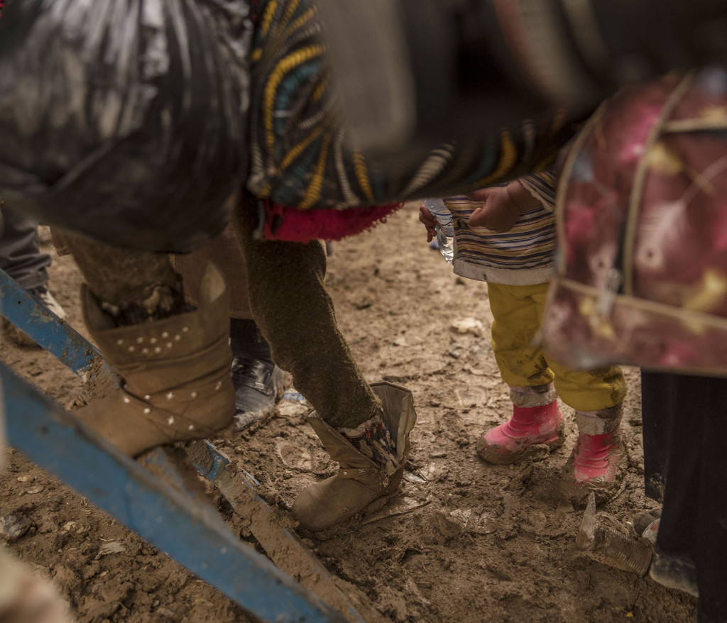 foto : magnus wennman : flyktingar strömmar ut från de befriade delarna av mosul. en del körs till närliggande flyktingläger men många letar upp övergivna hus att stanna i. det är stor brist på mat, vatten och bränsle. skadade civila och soldater anländer till fältsjukhuset. de som inte avlider får akut sjukvård och körs vidare till sjukhuset i erbil.