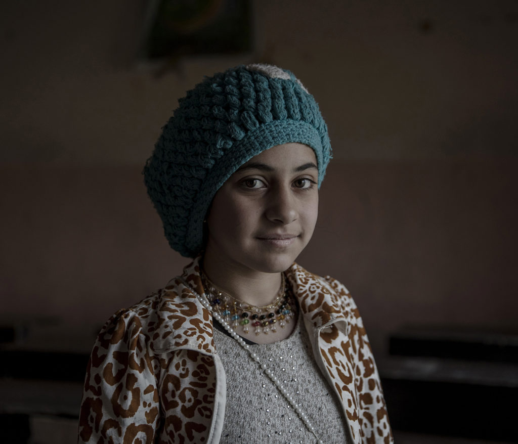inbördeskriget i irak. irakiska och kurdiska trupper, persmerga, har inlett operationen att återta iraks näst största stad mosul från is. östra mosul. en flickskola har precis öppnat, 13-åriga rosal saad