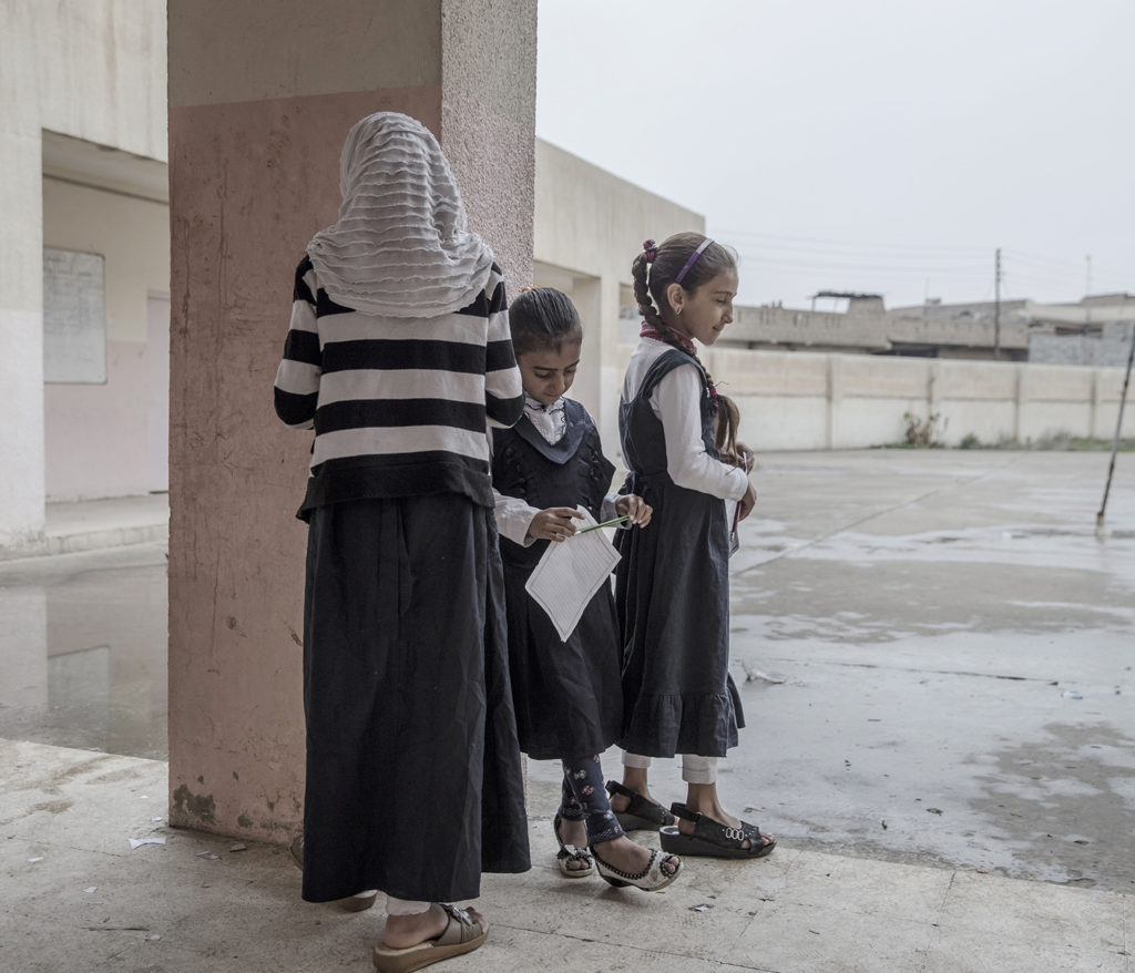 inbördeskriget i irak. irakiska och kurdiska trupper, persmerga, har inlett operationen att återta iraks näst största stad mosul från is. östra mosul. en flickskola har precis öppnat, rahma ahmed, 12, sara saad, 8, magfira ahmed, 10 utanför skolan