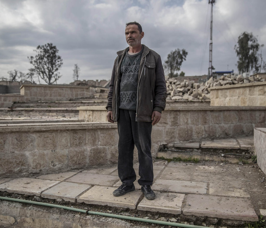 foto : magnus wennman : östra mosul, irak. adnan tahar visar platser där is avrättade människor i östra mosul. en stålbur står uppställd nedanför en stor läktare, där brukade is bränna eller skjuta människor som de ansåg gjort något fel.