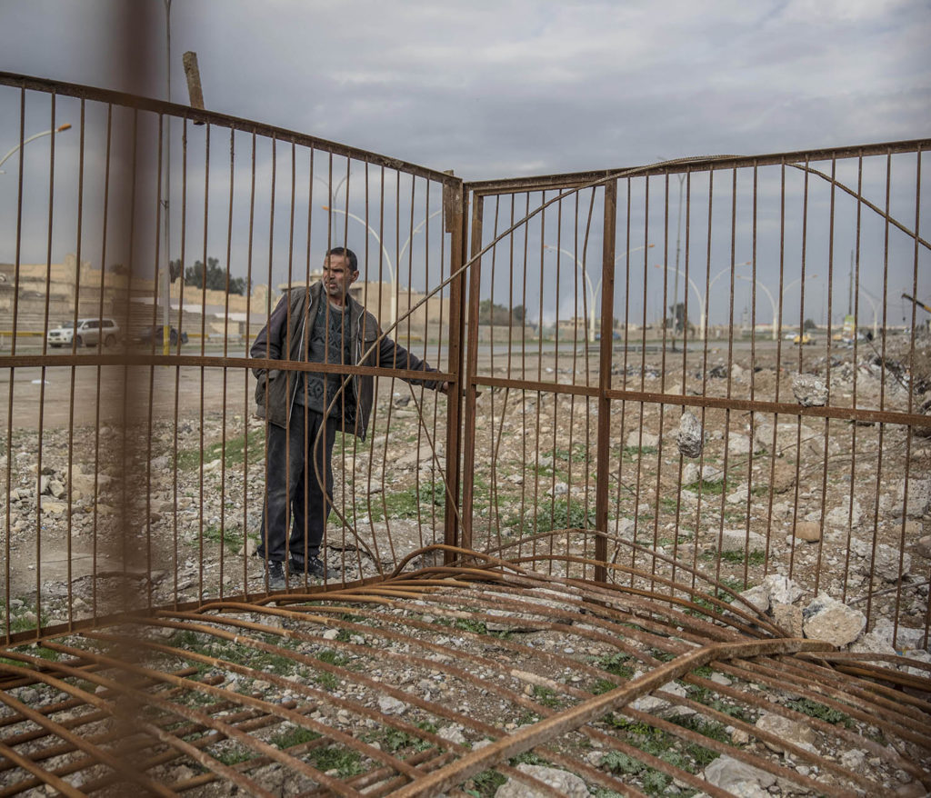 foto : magnus wennman : östra mosul, irak. adnan tahar visar platser där is avrättade människor i östra mosul. en stålbur står uppställd nedanför en stor läktare, där brukade is bränna eller skjuta människor som de ansåg gjort något fel.