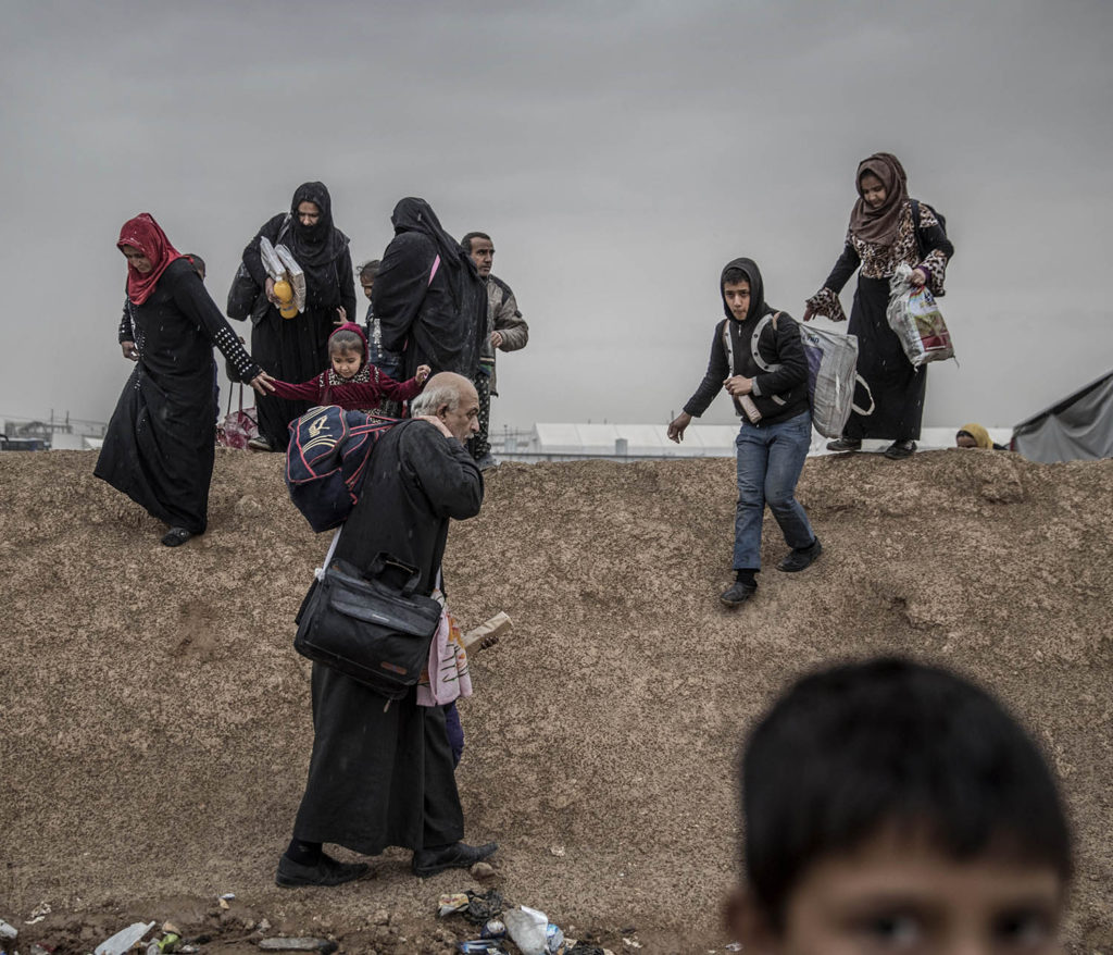 foto : magnus wennman : mosul, irak. flyktinglägret hammam al-alil söder om mosul. hit anländer tusentals människor från de befriade delarna av västra mosul.