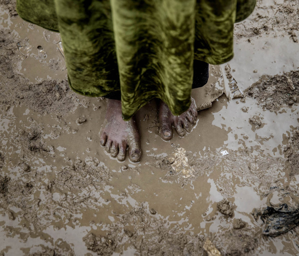 foto : magnus wennman : mosul, irak. flyktinglägret hammam al-alil söder om mosul. hit anländer tusentals människor från de befriade delarna av västra mosul. det är lera överallt. en ung flicka anländer till lägret utan skor på fötterna.