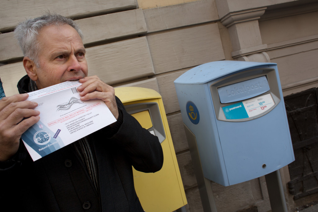 20/10-2016 Scott Lakey postar sin valsedel i Gamla stan i Stockholm.
Foto: Åke Ericson.
