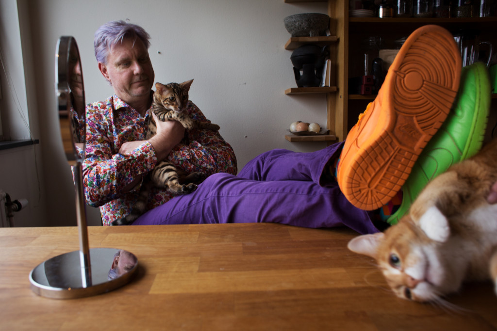 25/10-2016 Alexander Volk med sina katter Sixten och Seplimus i sitt hem på Södermalm i Stockholm.
Foto: Åke Ericson.