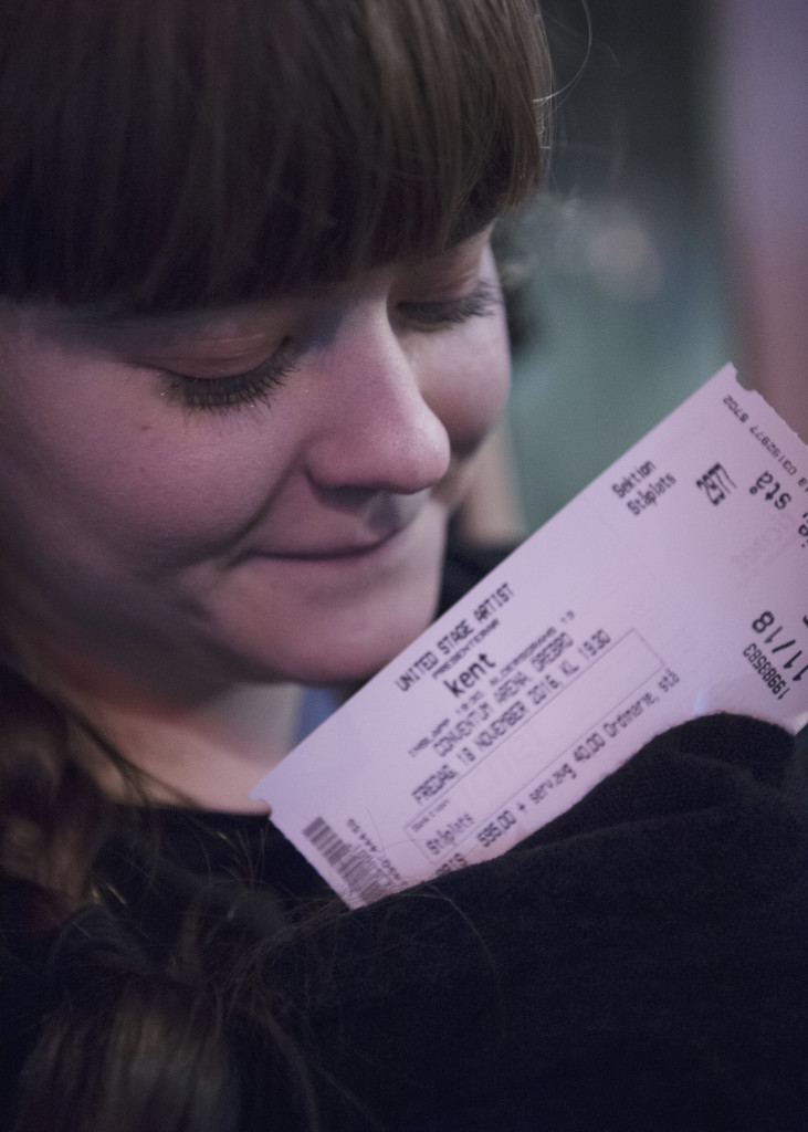 foto : anna trnhuvud : paulina loutchko. kent the fans p kents spelning i rebro. till kentbibeln.