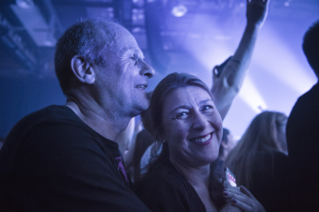 foto : anna trnhuvud : emelis frldrar heter mia och niklas hebrant. kent the fans p kents spelning i rebro. till kentbibeln.