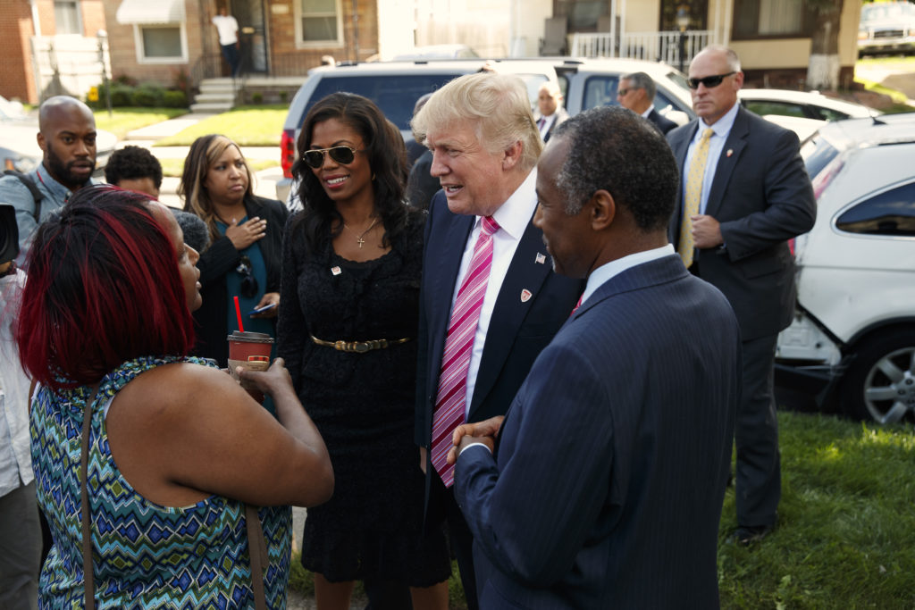 ap foto : evan vucci : neighborhood resident felicia reese, left, talks with republican presidential candidate donald trump and dr. ben carson, during a tour of carson's childhood home, saturday, sept. 3, 2016, in detroit. (ap photo/evan vucci) donald trump, ben carso campaign 2016 trum automatarkiverad