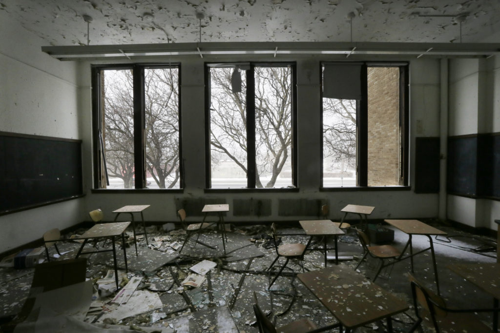 ap foto : carlos osorio : file- this jan. 6, 2015, file photo, shows a vacant classroom at southwestern high school in detroit. the number of students enrolled in detroit public schools has dropped dramatically since the 1990s, fueled by the flight of a quarter million city residents, abysmal graduation rates, financial mismanagement, and corruption. in 2002, there were 156,000 students enrolled in the district. this year, there were 46,000, a 70 percent decline. (ap photo/carlos osorio, file) a jan. 6, 2015 file phot urban schools-plunging enrollmen automatarkiverad