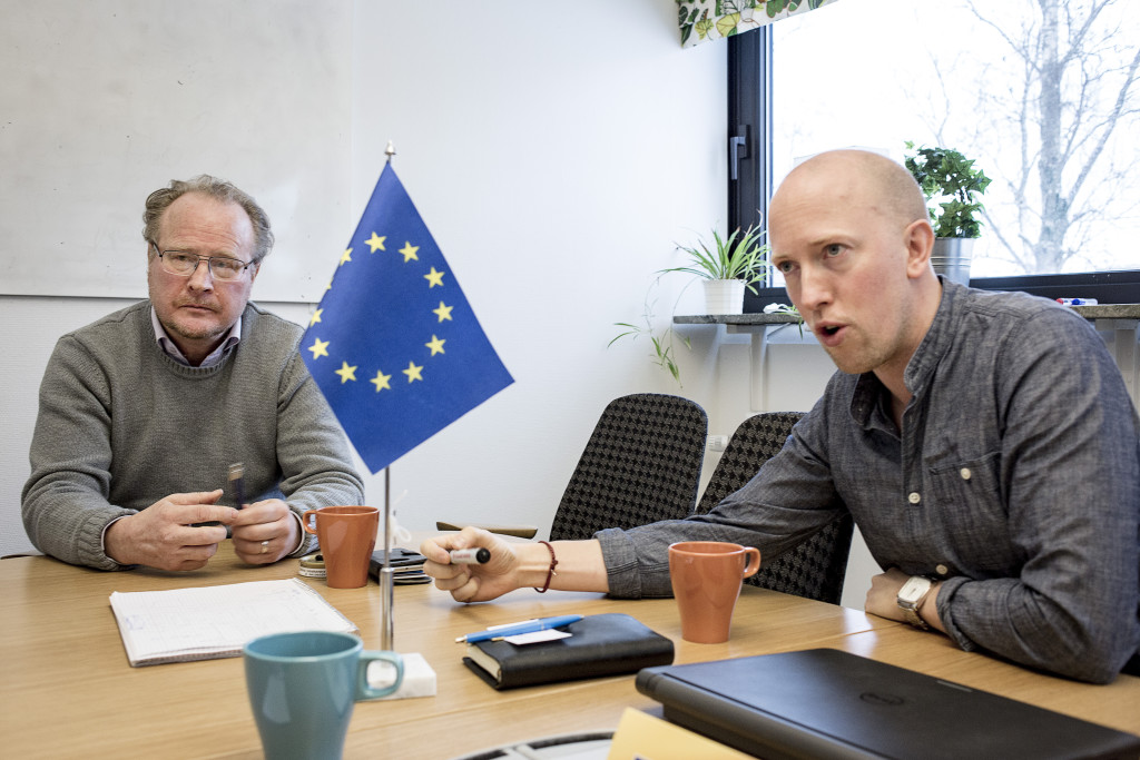 foto : gustav mrtensson : 11-2016. filipstad.
kadhammar besker filipstad, dr kommunen jobbar hrt fr att f ut nyanlnda ur soc-bidrag och hjlpa dem hitta enkla jobb hos fretagare i bygden.
jim frlander och hannes fellman
foto: gustav mrtensson