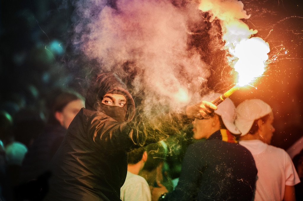 foto : peter wixtrom : djurgården-aik tele2 arena. fans kastar knallskott på media.