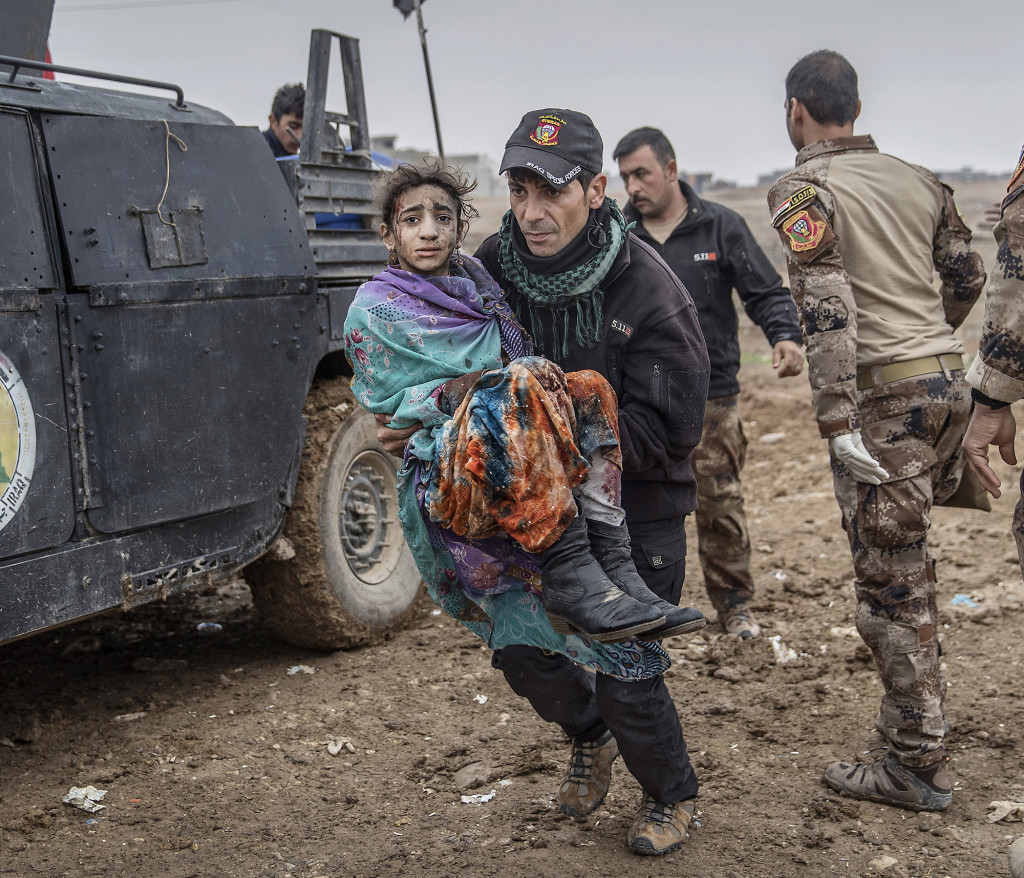 foto : magnus wennman : kriget mot is
tolvåriga wijdan moofik anländer till en fältklinik vid frontlinjen i mosul. hon är svårt skadad. sjukvårdarna gör sitt bästa för att stoppa blödningen. för bara tio minuter sedan lekte hon med sina syskon i ett garage i stadsdelen khadisey.
familjen hade överlevt två år och fem månader och tjugoen dagar med is. men när befrielsen kommit, när räddningen bokstavligen stod utanför deras dörr, krossades allt av slumpen och en inkommande is-granat.