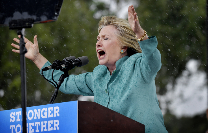 foto : andreas bardell : hillary clinton håller ett tal i ett regnigt florida.