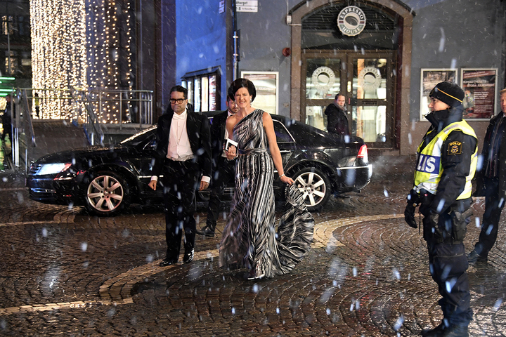 foto : bjoli björn lindahl : entr n till konserthuset, nobel. akb med man david batra trotsar snöyran. ytterkläder till nobel är bara för fegisar tyckte akb