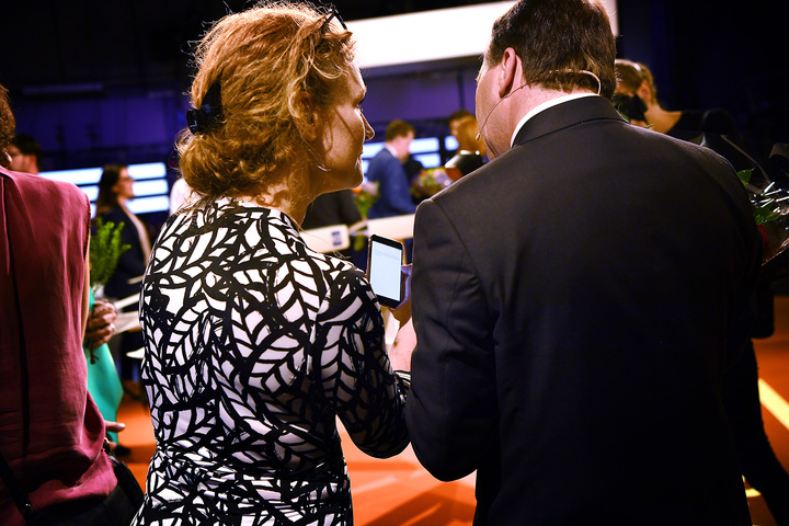 agenda, partiledardebatt. anne ekberg, pressekreterare, visar stefan löfven, politiker (s) sverige statsminister, ett meddelande om ebba busch thor