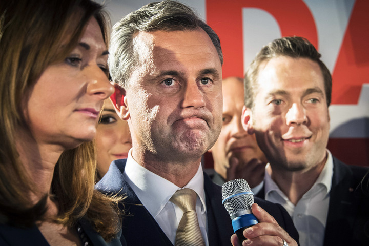presidentvalet i österrike. valet i österrike. det högerpopulistiska österrikiska frihetspartiets partiledare norbert hofer, politiker österrike fpö, har valvaka, deppar med maka verena hofer. familjen ledsen