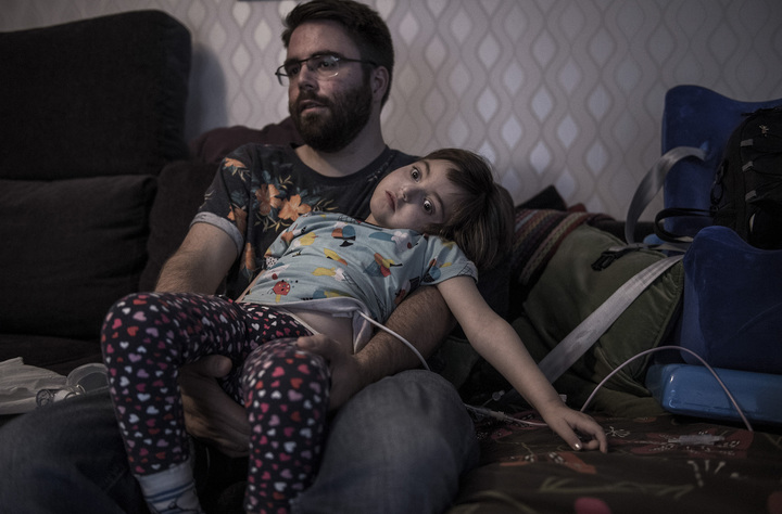 4-åriga selma lundmark kan inte röar sig, prata eller äta själv. nu drar försäkringskassan in hennes assistanshjälp. pappa jonas lundmark och assistenten alexandra