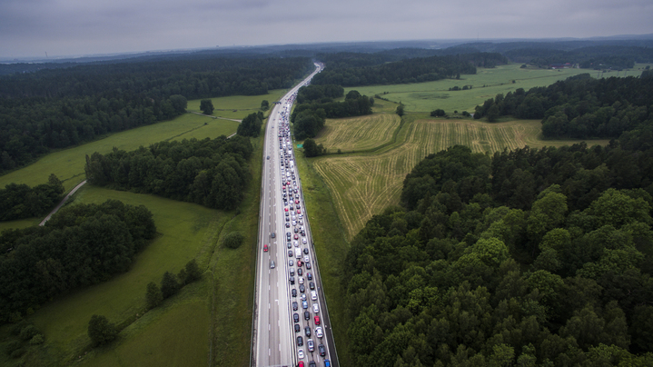 foto : peter wixtrom : trafikkaos e4 sdergende hjd med salem efter att en lastbil har krockat in i bron i sdertlje och lamslr hela midsommartrafiken.