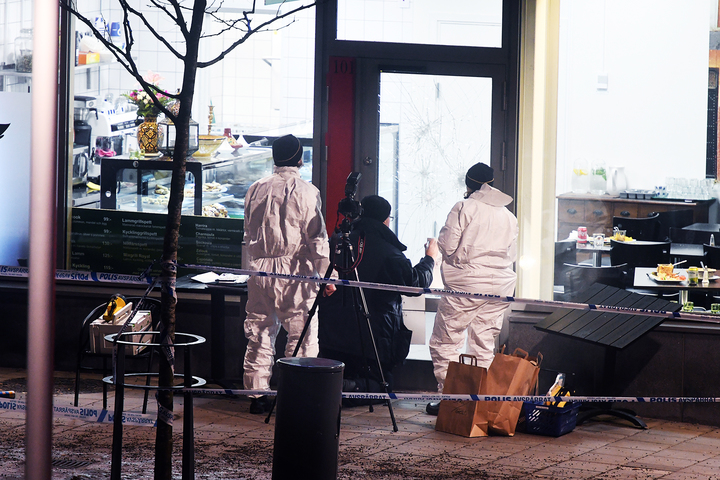 24-årige†faysal aden warsame och hans bror 25-årige sakarie aden warsame sköts till döds på mynta cafÈ & restaurang†på rinkebystråket 10 i rinkeby den 2 december 2016. polisen på mordplatsen
